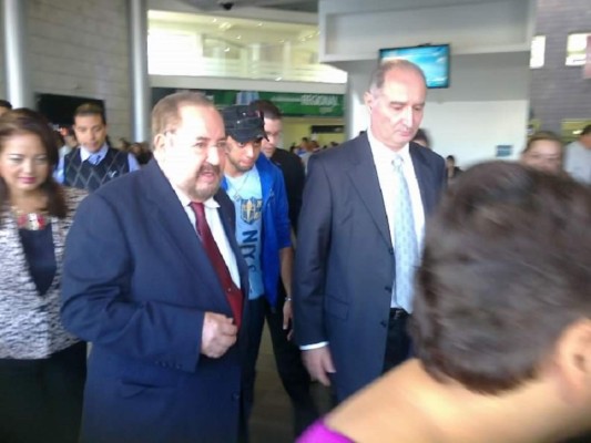 Más delegaciones llegan a Honduras para toma presidencial