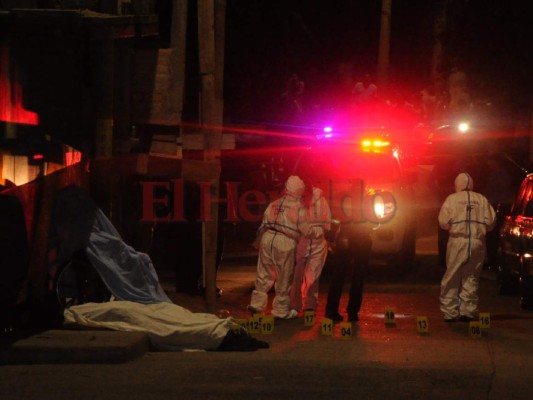 Las tristes imágenes que dejó la masacre en la Villa Nueva; cinco personas fueron acribilladas en la capital de Honduras