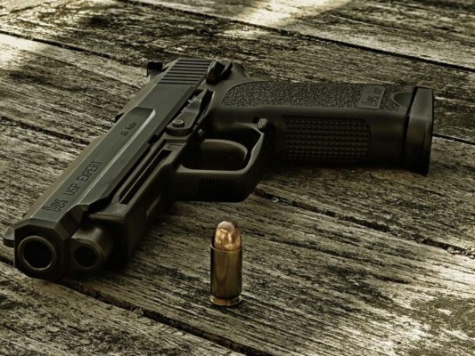 Policías hieren de bala a niña que les disparó primero en EEUU