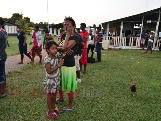 FOTOS: Los rostros de impotencia y dolor de familiares de víctimas del naufragio en La Mosquitia