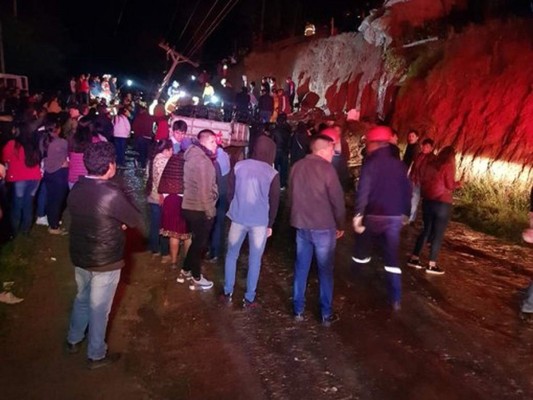 Las imágenes que dejó la caída de un muro sobre vehículos en Ecuador