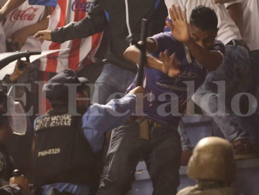 Barra que apoya a Olimpia burla los seis anillos de seguridad de la Policía