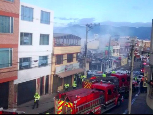 Ascienden a seis los muertos tras caer avioneta en un barrio de Bogotá