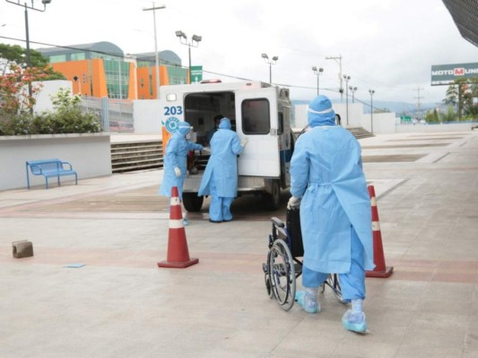 FOTOS: Así fue traslado de pacientes con Covid-19 al polideportivo de la UNAH