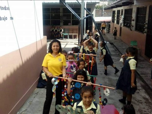 Estudiantes del Club Rotario Sur 2 instalan coloridas macetera