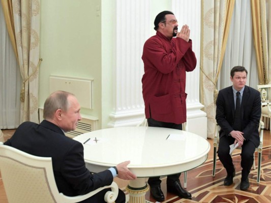 Putin entrega pasaporte ruso al actor estadounidense Steven Seagal