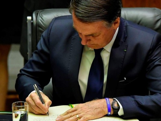 Jair Bolsonaro llama a 'liberar Brasil de la corrupción, la criminalidad' y 'la sumisión ideológica'