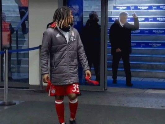 La polémica seña del exentrenador del Real Madrid Carlo Ancelotti a un aficionado alemán