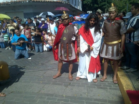 Fe y devoción de hondureños en solemne procesión del Vía Crucis