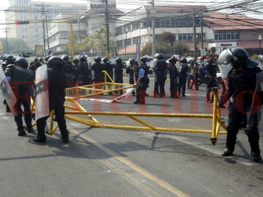 FOTOS: Así fueron los disturbios entre los copines y Policía Militar