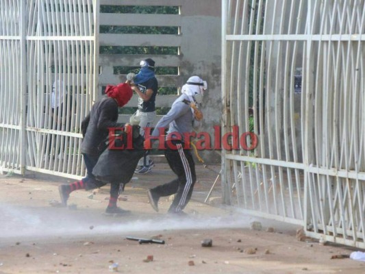 FOTOS: Violento enfrentamiento entre policías y supuestos universitarios