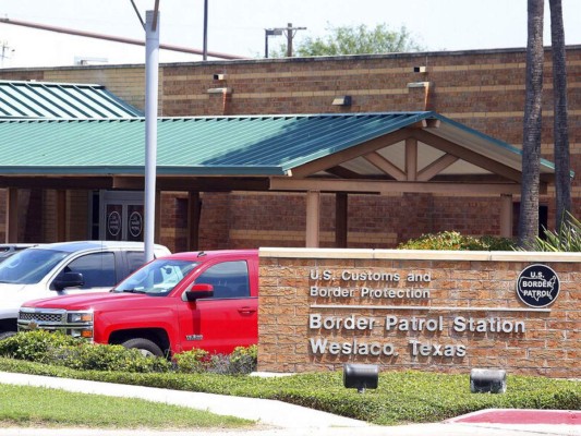 Menores inmigrantes detenidos en frontera de EE UU estarían expuestos al covid-19