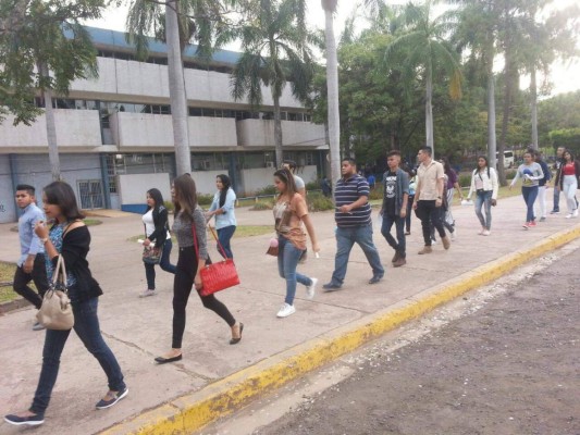 Estudiantes aspiran ingresar a la Universidad Nacional Autónoma de Honduras