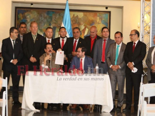 Así estamparon su firma 'Mel” Zelaya y Jorge Cálix para acabar con la crisis legislativa (Foto)