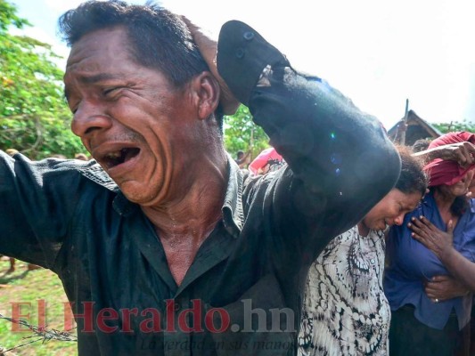 En imágenes, el desgarrador momento en el que familiares despiden a víctimas de naufragio en La Mosquitia