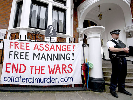 Assange denuncia presunto complot en su contra