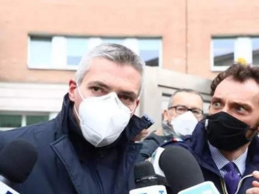 Los inquietantes mensajes que delatan al médico acusado de matar a pacientes con covid-19 para liberar camas (FOTOS)