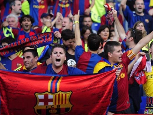 Los hinchas del Barcelona no le temen al coronavirus en Nápoles