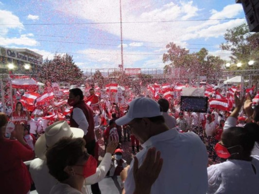 Con aglomeraciones y otros sin mascarilla: así fueron las concentraciones políticas este fin de semana
