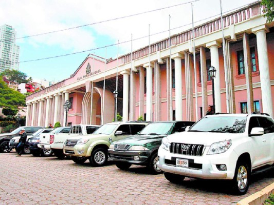 Urgen inventario sobre vehículos de lujo del Estado