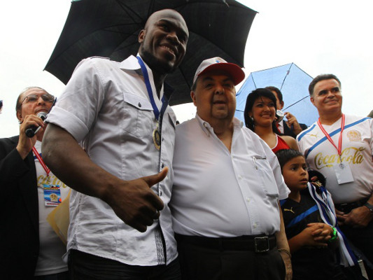 Olimpia rinde homenaje a legionarios y viejas glorias