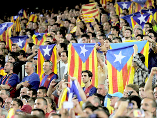 Una gigantesca bandera catalana presidió el inicio del Barcelona-Real Madrid