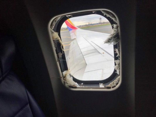 FOTOS: Así quedó el avión de Southwest tras el impacto de uno de sus motores