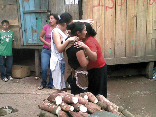 Frente a sus dos hijas acribillan a comerciante