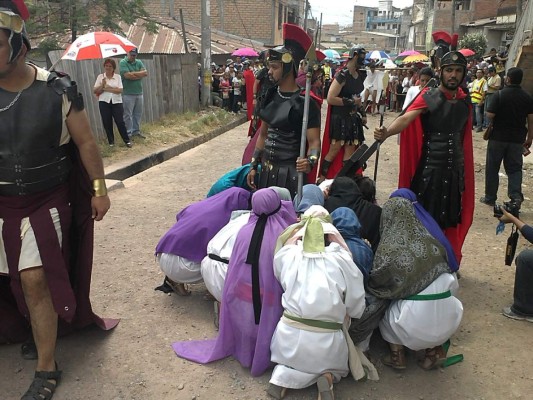 Fe y devoción de hondureños en solemne procesión del Vía Crucis
