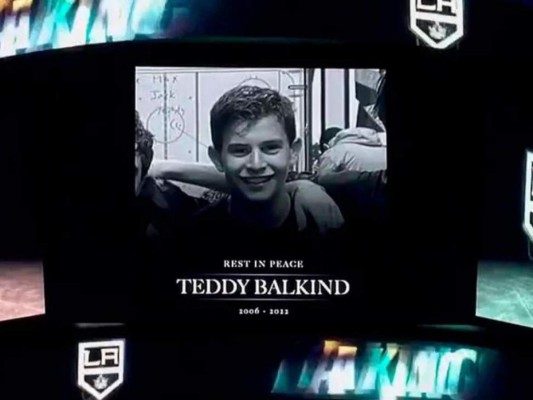 Jugador de hockey sobre hielo muere tras ser degollado con un patín