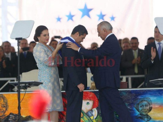 Así recibió Juan Orlando Hernández la banda presidencial del período 2018-2022