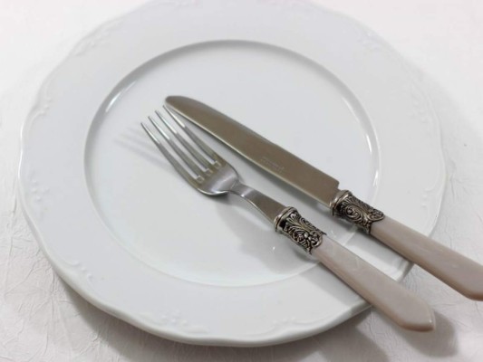 Los cubiertos en la mesa se deben colocar a cada lado del plato en el orden en el que van a ser utilizados durante la comida.