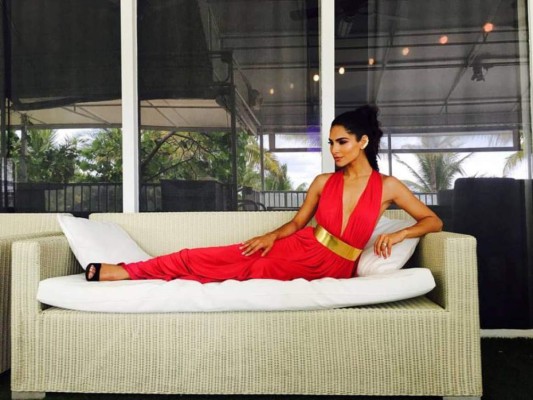 Alejandra Espinoza derrite miradas con su espectacular figura