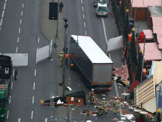 El grupo Estado Islámico reivindica atentado en Berlín, sospechoso en fuga