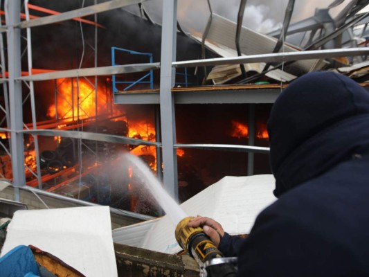 Beirut vive otra vez una pesadilla: estalla un depósito en el puerto (FOTOS)