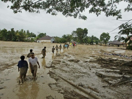Imágenes de muertes, caos y destrucción por inundaciones en Indonesia