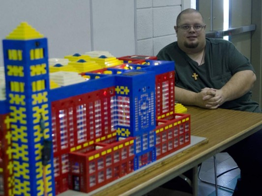 Estadounidense diseña y construye una iglesia de Legos