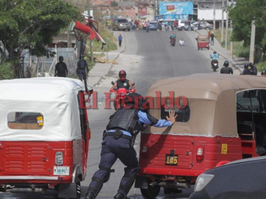 Impactantes imágenes del enfrentamiento entre transportistas y policías en la colonia Loarque