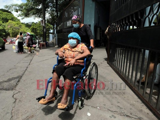 FOTOS: Sospechosos de covid-19 siguen saturando triajes y hospitales