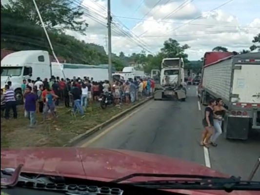 Niña de 12 años muere arrollada por una rastra; su madre está herida en el hospital&nbsp;&nbsp;