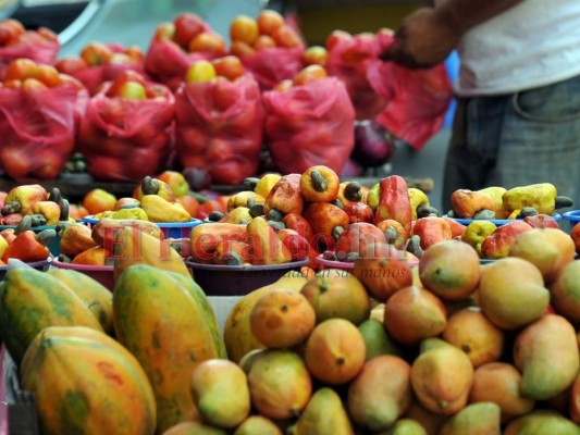 FOTOS: Capitalinos abarrotan este viernes los mercados, pese a restricciones