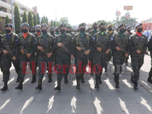 Por aire y tierra: con desfiles interinstitucionales rinden honor en el Bicentenario