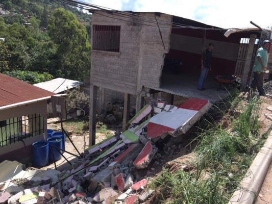 Muros ceden tras lluvias del fin de semana