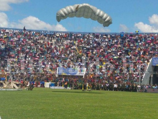 Paracaidistas y estrategias militares presentes en desfiles patrios 2016