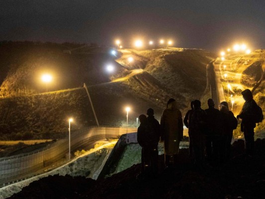 Unos 100 centroamericanos intentan cruzar de México a EEUU pero desisten