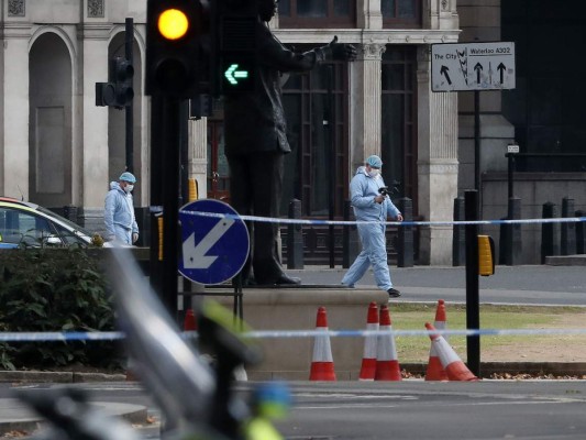 Automovilista causa varios heridos en posible ataque terrorista ante el parlamento británico
