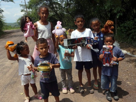 Sorprendimos a un centenar de niños en la aldea Casa Quemada