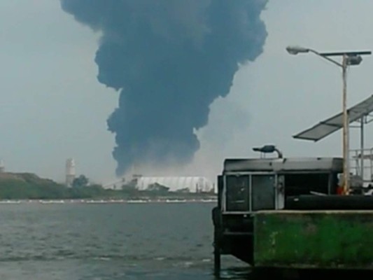 México: Suben a 13 los muertos en explosión en petroquímica