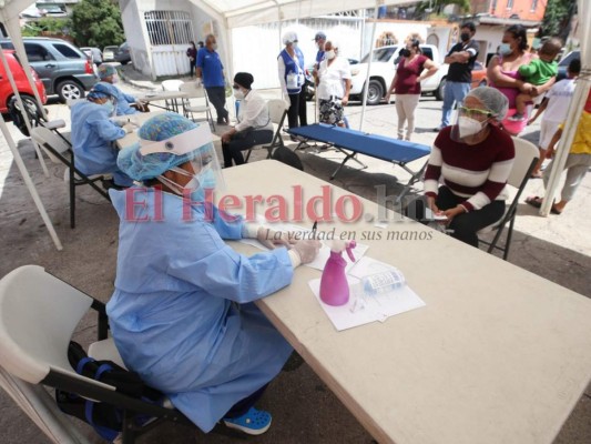 Centros de triaje vacíos e intensas labores de brigadas médicas en la capital (FOTOS)