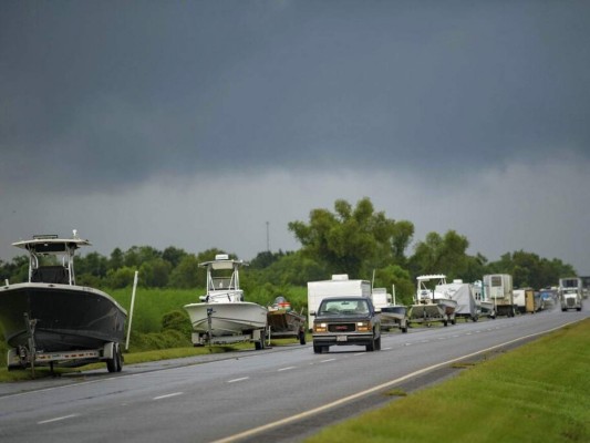Evacuaciones masivas y estado de emergencia, golfo de EE UU se prepara para el huracán Ida
